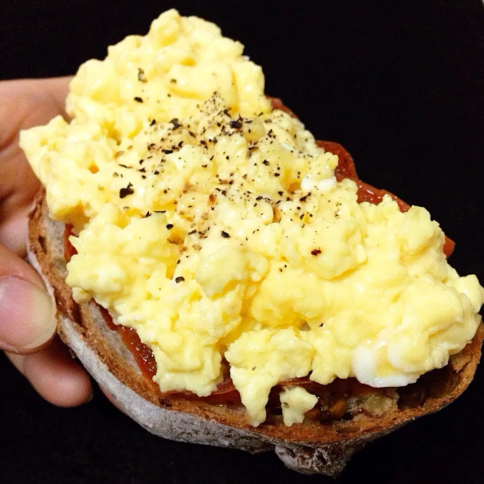 Creamy scrambled egg on toast|coxiella24さん