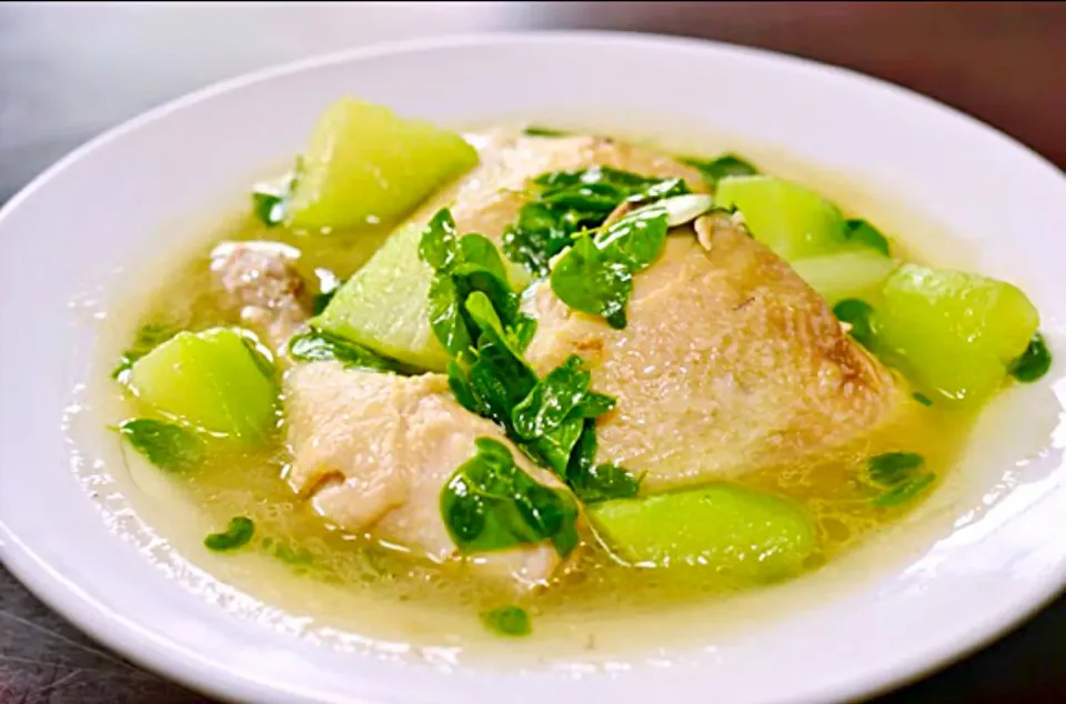 cooking filipino dish again for our dinner Tinolang Manok "Chicken Soup" with green papaya, Chile leaves, ginger, onions and garlic with salt&pepper to taste.. |pearls lutuanさん