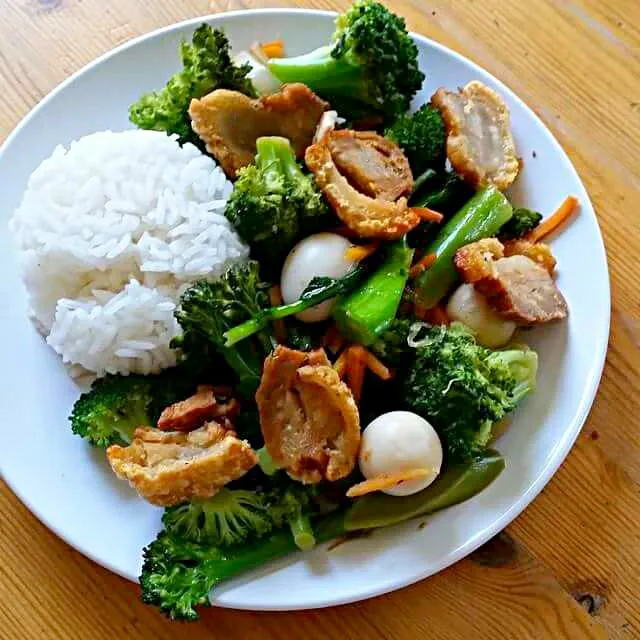 Snapdishの料理写真:Crispy #pork with#quaileggs, #broccoli and #carrots in oyster sauce served with #rice#yummyinmytummy #yummy #delish#foodphotography #foodie #foodporn#savory #go|CHUENCHAIさん