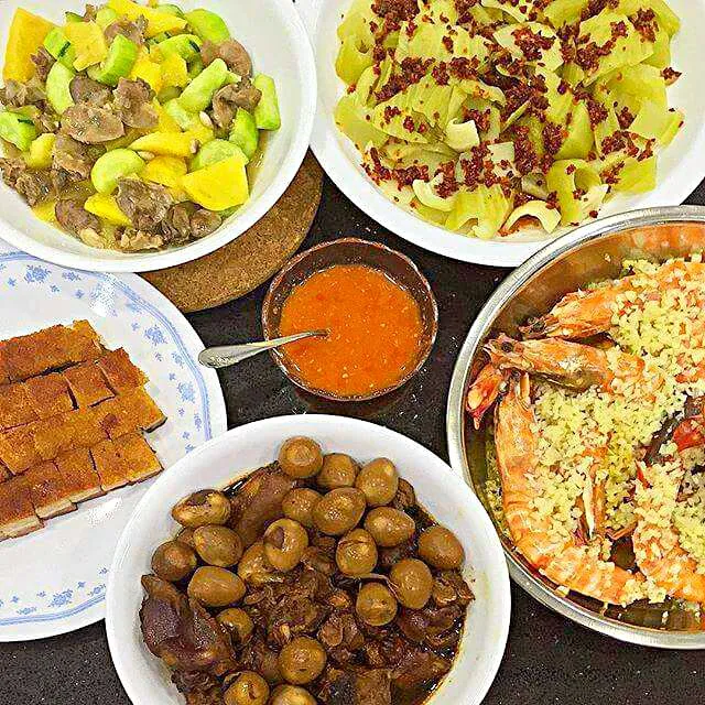 Dinner cooked by dad:#chicken hearts & gizzards stir-fried with #pineapple, steamed#mustardgreens with chilli shrimp, steamed #prawns with garlic, #porktrotters|CHUENCHAIさん