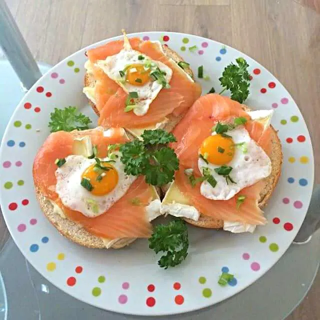 bagels salmon quail eggs|CHUENCHAIさん