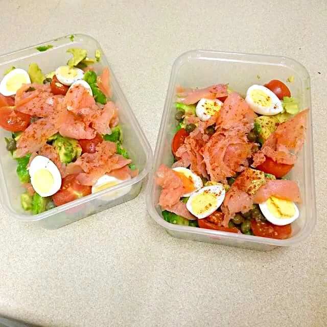 Snapdishの料理写真:Bed of rocket, cubed avacado, hard boiled quails eggs, cherry toms in halves, pumpkin seeds, lime juice and smoked paprika! This is actually a lunch from last w|CHUENCHAIさん