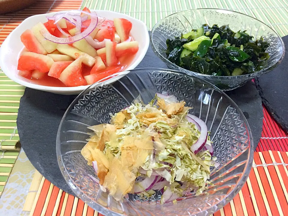 Miki Sanoの西瓜の皮の浅漬け🍉 キュウリとワカメの酢の物 ち〜おんさんの玉ねぎのスライスとろろ昆布 オカカの和え物（妄想レシピ😁|佐野未起さん