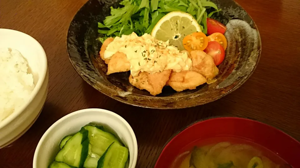 Snapdishの料理写真:チキン南蛮、付け合わせ生野菜、玉ねぎとしめじのお味噌汁、胡瓜の塩麹浸け|アンジェさん