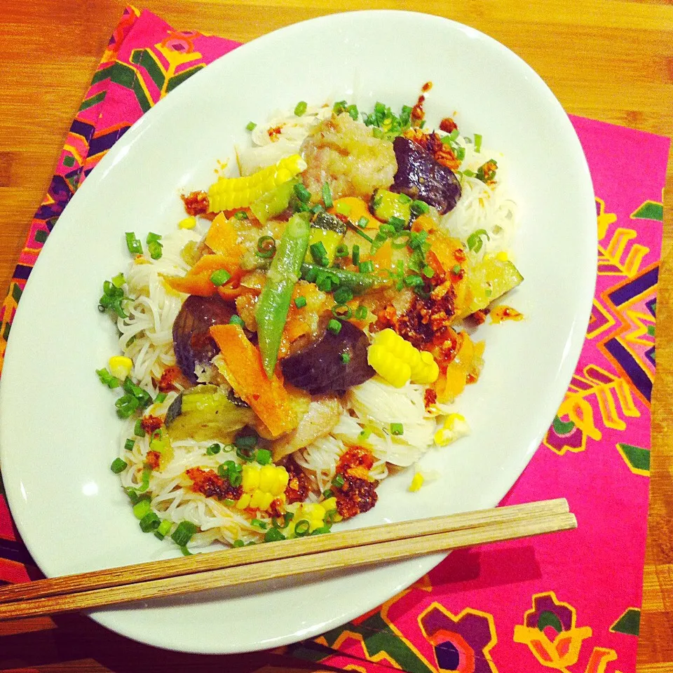 Snapdishの料理写真:夏野菜と鶏肉のみぞれ煮のっけ素麺|レイさん