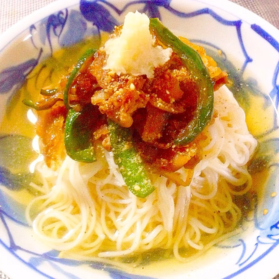 Snapdishの料理写真:豚肉セロリピーマンの生姜炒めごま風味のせそうめん|Cuisineさん