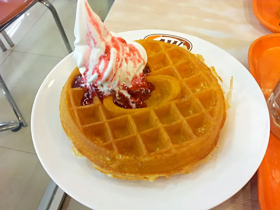 A&W Waffle & Strawberry Ice Cream|FooDin'sさん