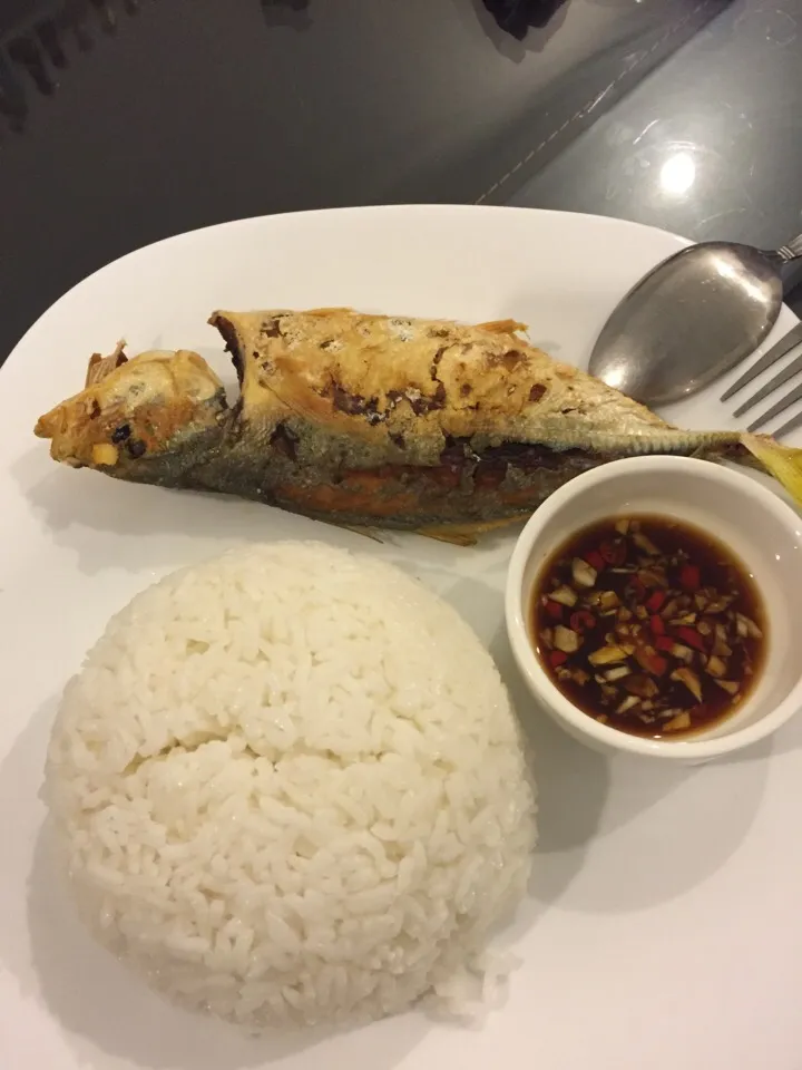 Fried mackerel with rice and spicy garlic dipping sauce|Darren Loさん