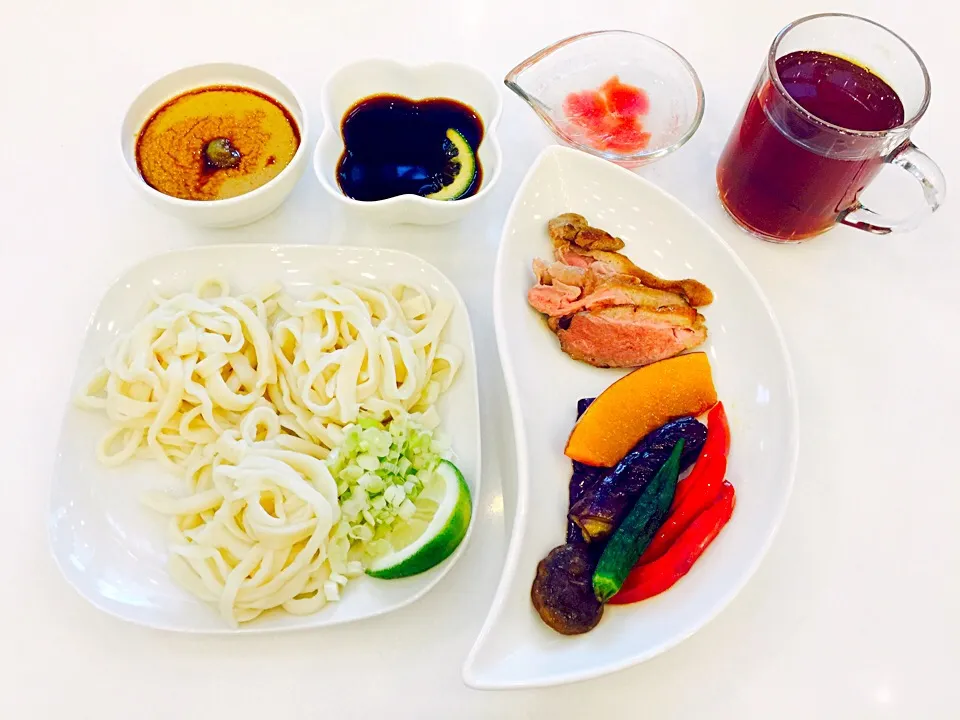 Snapdishの料理写真:☆夏季清爽手製麵
主食：手打烏龍麵佐爽口檸檬沾醬
副菜：鴨胸佐醬漬野菜/胡麻豆腐
甜點：涼夏汽泡果凍|Ya-lin Tangさん