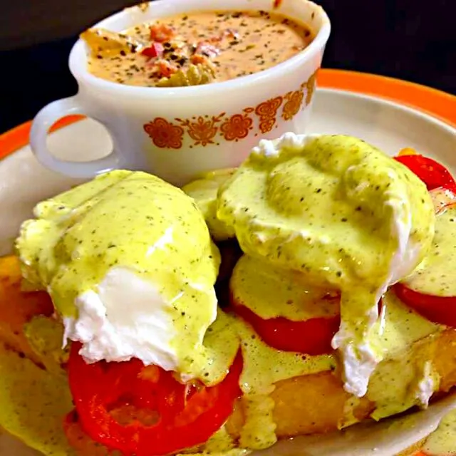 eggs Benedict:fried corn cakes pesto hollandaise poached eggs southwest soup|CHUENCHAIさん