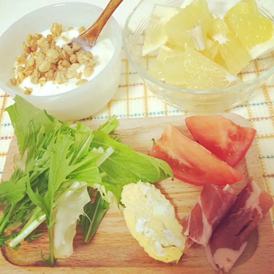 Snapdishの料理写真:Salad, eggs, tomatoes, grapefruit, yogurt, raw ham|KEIKOさん