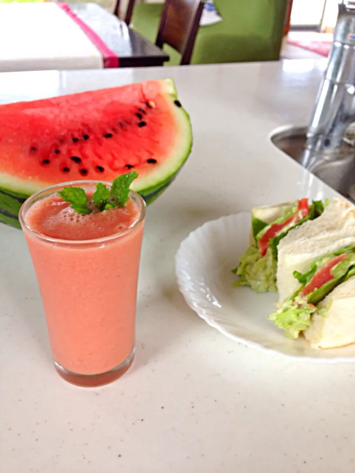 Pink smoothie & Avocado sandwich|viviさん