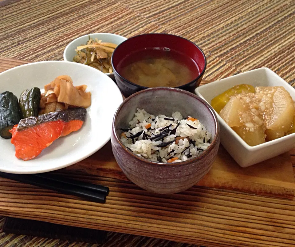 朝ごはん ひじきご飯 大根のそぼろ煮 焼き鮭 きゅうり辛子漬   生姜甘酢漬 大根の皮と切り昆布の煮物 しめじスープ|ぽんたさん