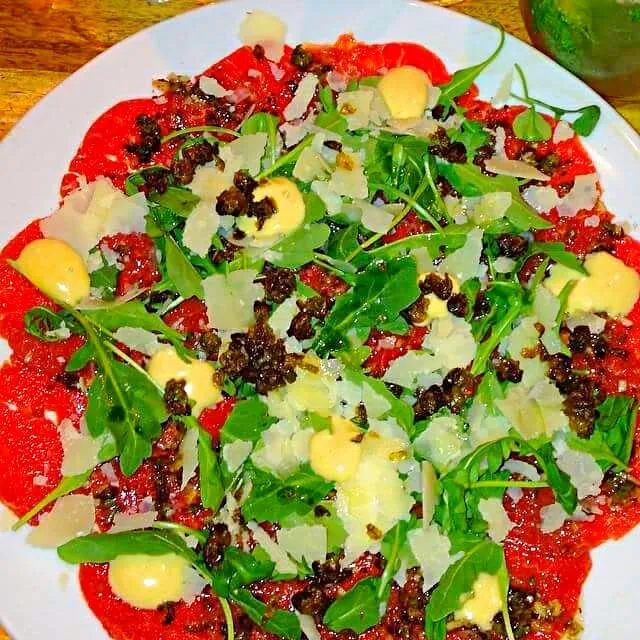 Red, Black,Green, yellow = beef Carpaccio, truffle and salted herb tapenade, arugula, parmesan and dijonnaise|CHUENCHAIさん