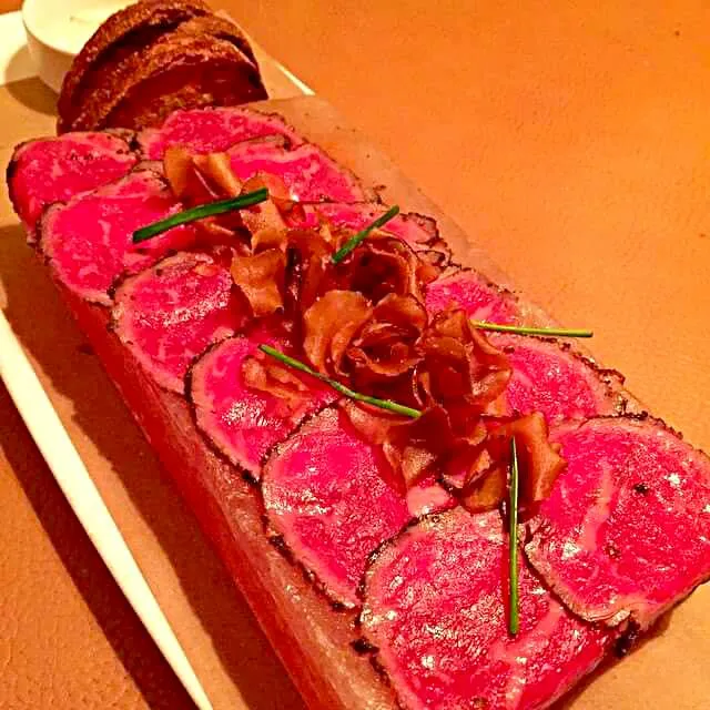 #Wagyu Beef Sashimi w/ Mushroom chips on a Himalayan salt brick served with Truffle mayo!😚|CHUENCHAIさん