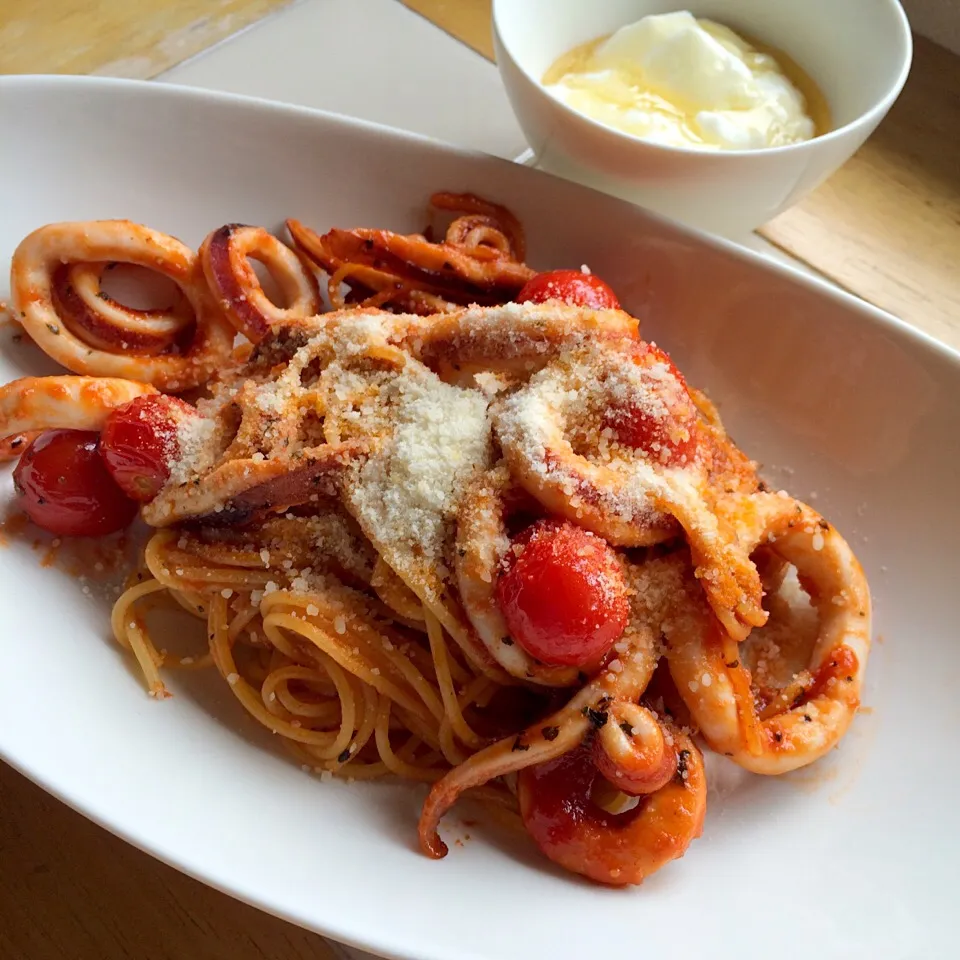 Snapdishの料理写真:イカとトマトのスパゲッティ(´◡`๑) ♡蜂蜜ヨーグルト付き|cotocotoさん