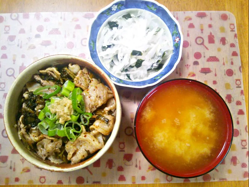 ７月６日 豚と辛子高菜のピリ辛丼 玉ねぎとわかめのサラダ じゃがいものお味噌汁|いもこ。さん