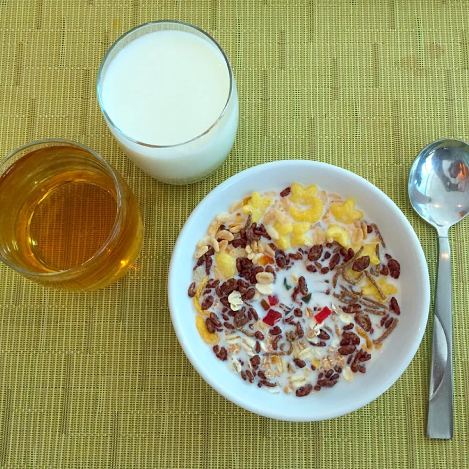 Mix cereal with Apple juice|＊momomom_oさん