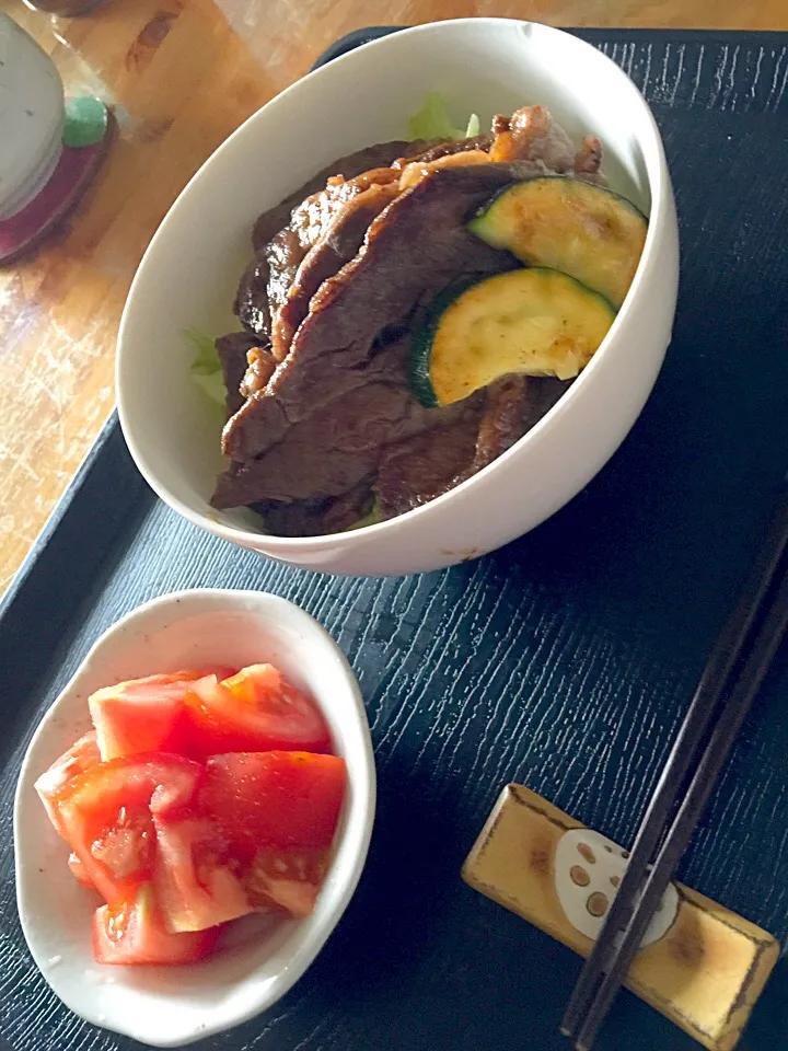 牛ステーキ丼に✨🍅が寄り添って…。|keikoさん