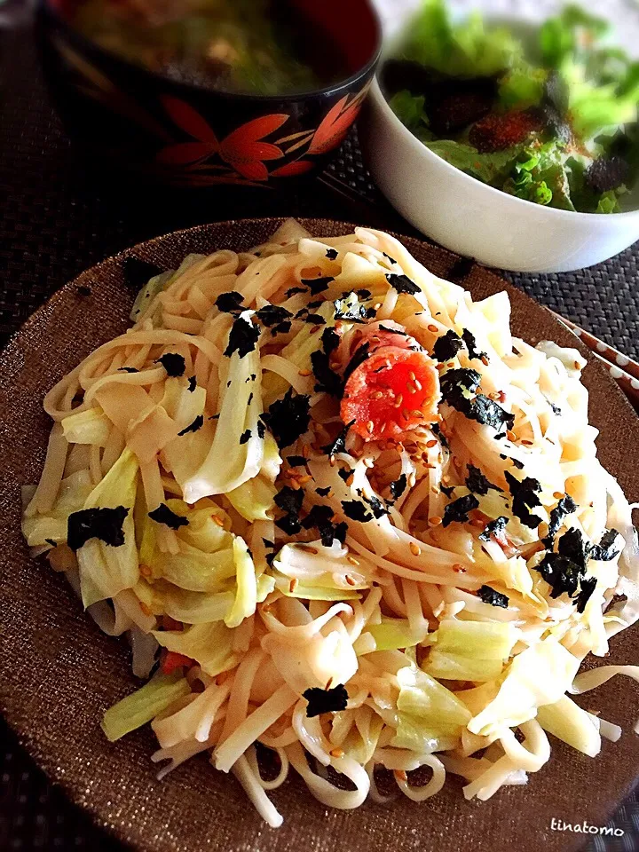 Snapdishの料理写真:イカの塩辛でガリバタ醤油焼きうどん！|Tina Tomoko😋さん