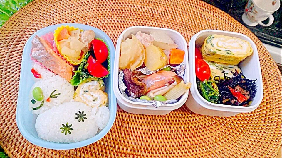 ５才娘と夫のお弁当。ほうれん草のだし巻き、ひじき、鮭とキノコのホイル焼き、鶏じゃが、お浸し。|やよさん