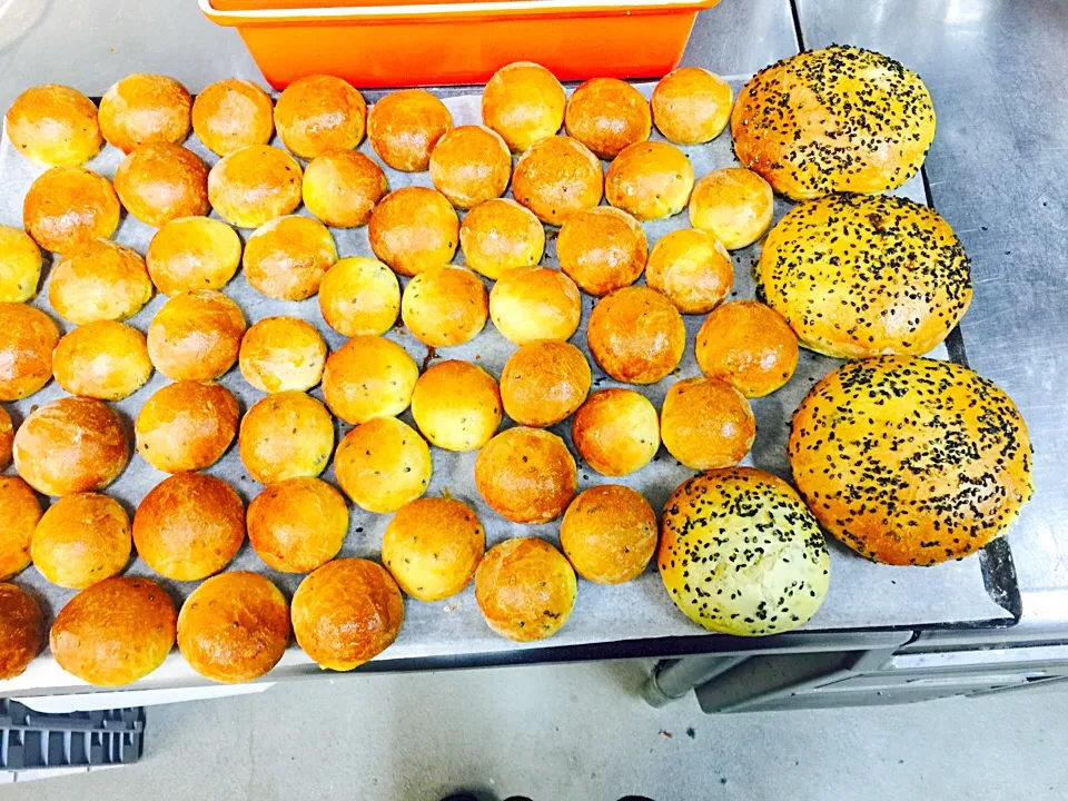 Sliders bread and R2 Supper club burger buns. Only at R2|Jefferson M. Macalindongさん