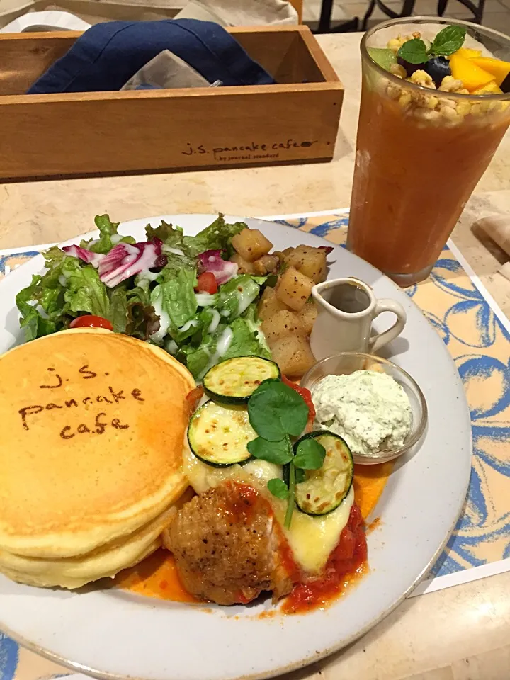 Snapdishの料理写真:グリルチキンとトマトソースのパンケーキ🎵|marron(まろん)さん