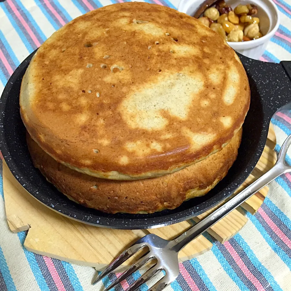 Snapdishの料理写真:ライ麦粉の厚焼きホットケーキと、ミックスナッツのメープルシロップ漬け♪|ゆえさん