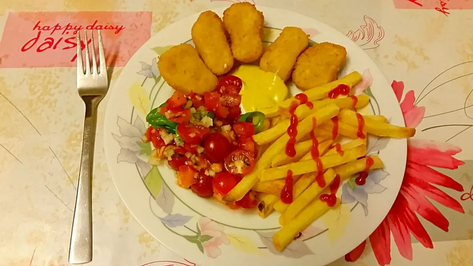 Tomatoesalad, Fries, with chicken nuggets and curry sauce.
 #pommesfrites
#fries
 #chicken
 #nuggets|Najeskaさん