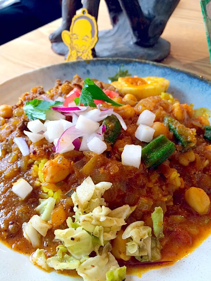 ガネーシュmさんの、スパイスマトンキーマカレー&ひよこ豆とオクラのカレーの合いがけ|大阪カレー部長さん