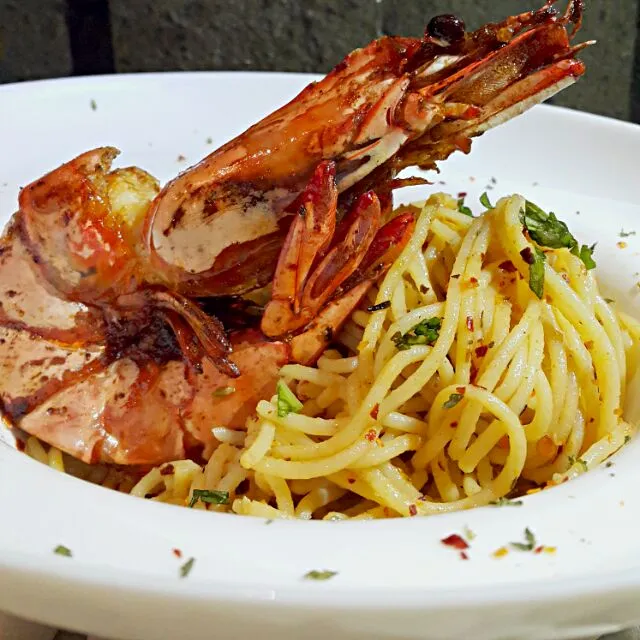 Snapdishの料理写真:aglio olio with tiger prawn|Febrina Albionitaさん