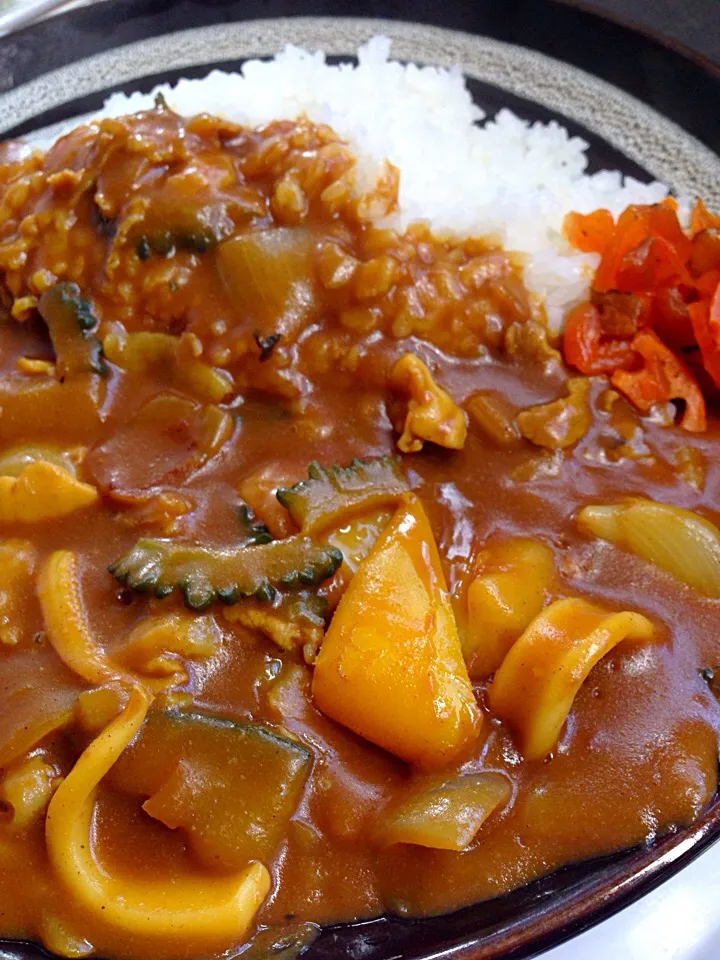 Snapdishの料理写真:夏野菜カレー🍴 (人参  玉ねぎ  ジャガイモ  豚ばら  ゴーヤ  黄色パプリカ イカ  ニンニク)|chikako sugimoto357さん