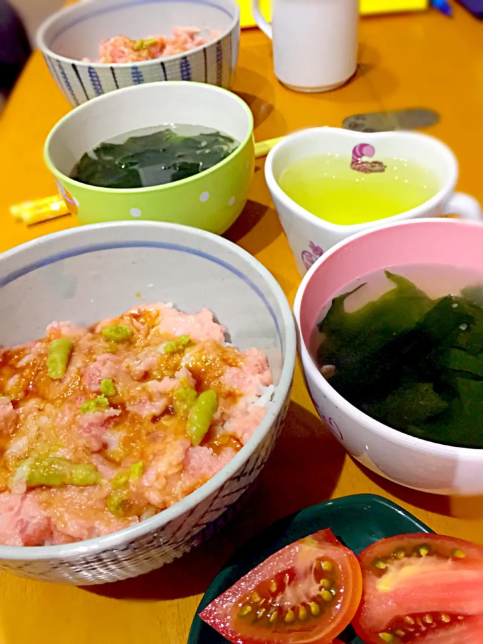 鮪トロすき身丼、若芽と干し海老のお吸い物、トマトハチミツがけ🍅、緑茶🍵|ch＊K*∀o(^^*)♪さん