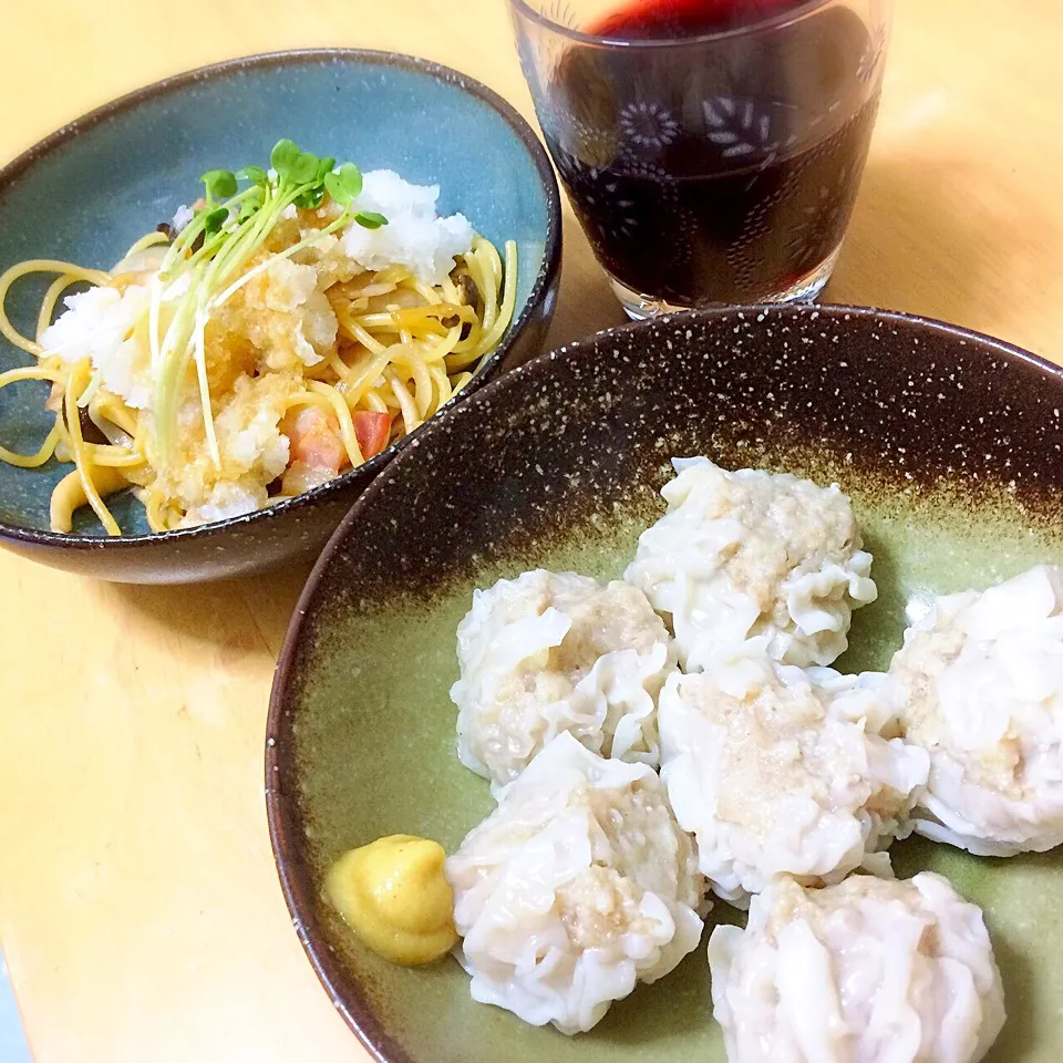 🍷赤ワインとシメジと大根おろしのパスタと近所のお肉屋さんのシュウマイ|たまこっこさん