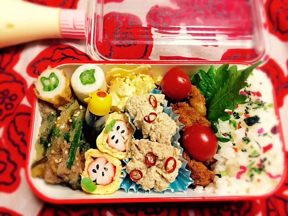 中3娘お弁当。イカリングと魚卵の煮付け、余りもの牛肉とニラの炒め物でチヂミ。カニカマをリンゴにみたてた卵焼き、カリフラワーのカレーマヨ和えなど。チビマヨネーズ忘れずに持たせる。|二児の母さん