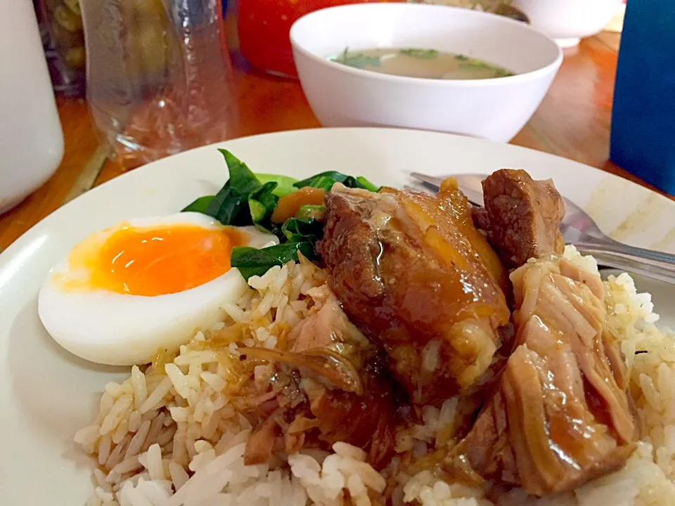 Snapdishの料理写真:braised pork knuckle and rice|Cloudy Gさん