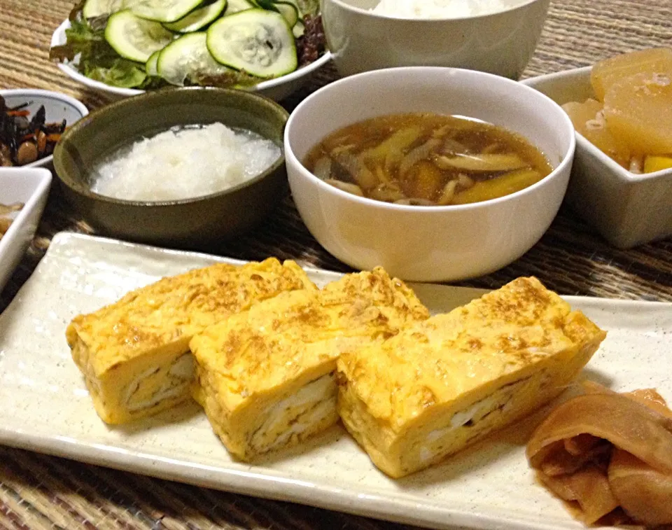 晩ごはん いちやまマートの厚焼き卵 大根煮物 きのこ汁 レタスとズッキーニのサラダ ひじきの酢の物 ザワークラウト 生姜甘酢漬 切り昆布と大根の皮の煮物|ぽんたさん