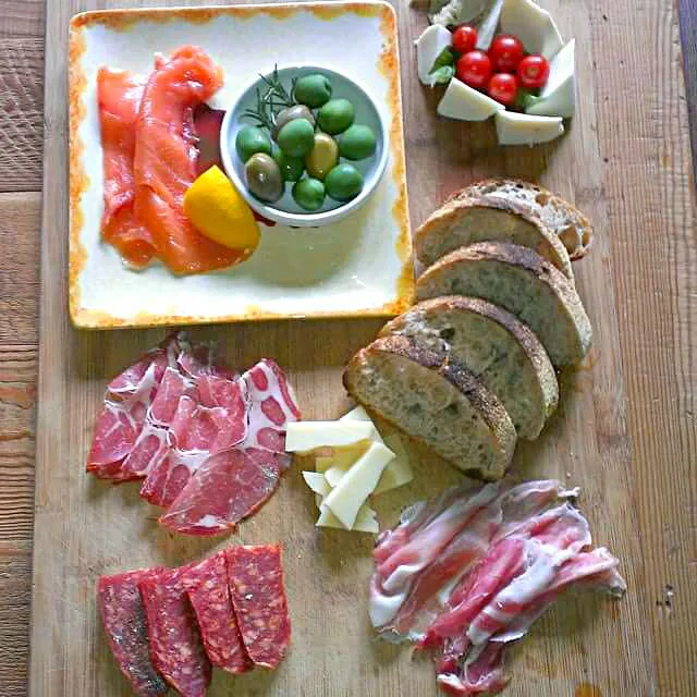 Snapdishの料理写真:Some #antipasto with hot soppressata, capicola, prosciutto, Parmesan, fresh mozzarella, ciabatta bread, olives and smoked salmon.|CHUENCHAIさん