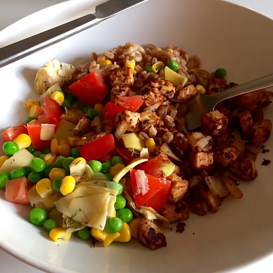 Farro with Sauteed tofu & onions, corn, peas, artichoke & tomato salad with dill|victoria valerioさん