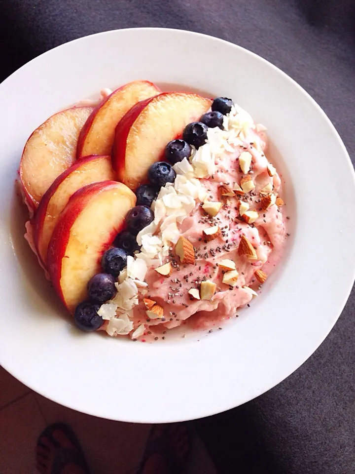 Strawberries nice cream(banana ice cream) with white peach, blueberries, coconut flakes, almond and chia seeds|coxiella24さん