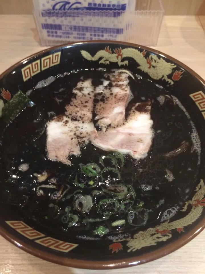 黒ラーメン|しんいっちゃんさん