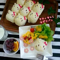 Snapdishの料理写真:#手作りパン#キャラパン＃ちぎりパン#キティちゃん