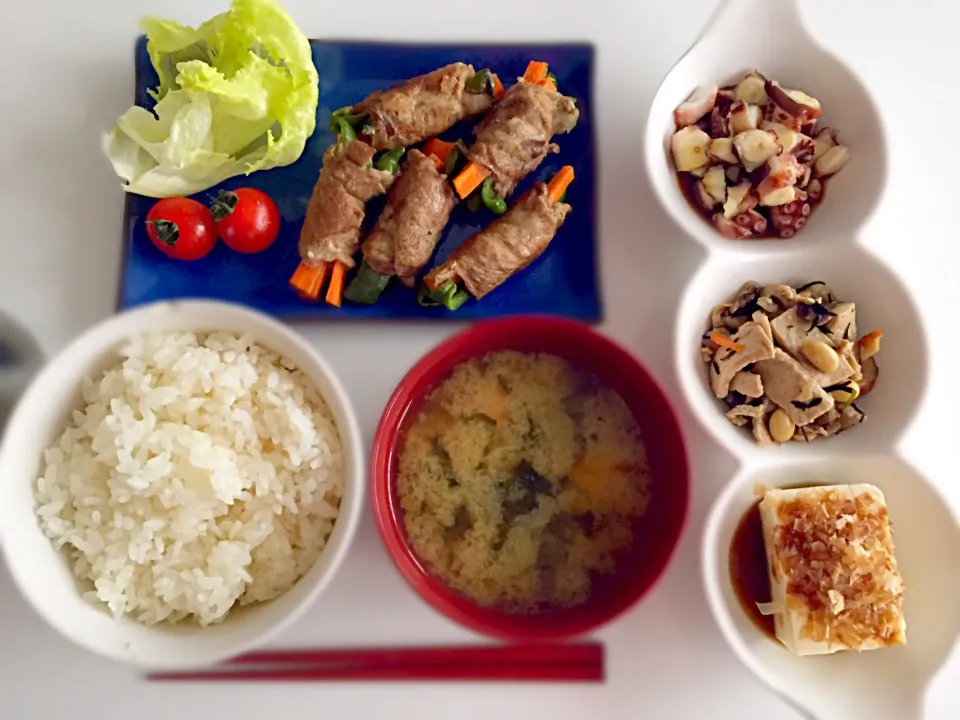 ＊豆腐とわかめの味噌汁＊ピーマンと人参の豚巻き＊茹でタコ醤油＊高野豆腐のひじき煮＊冷奴|あゆかさん