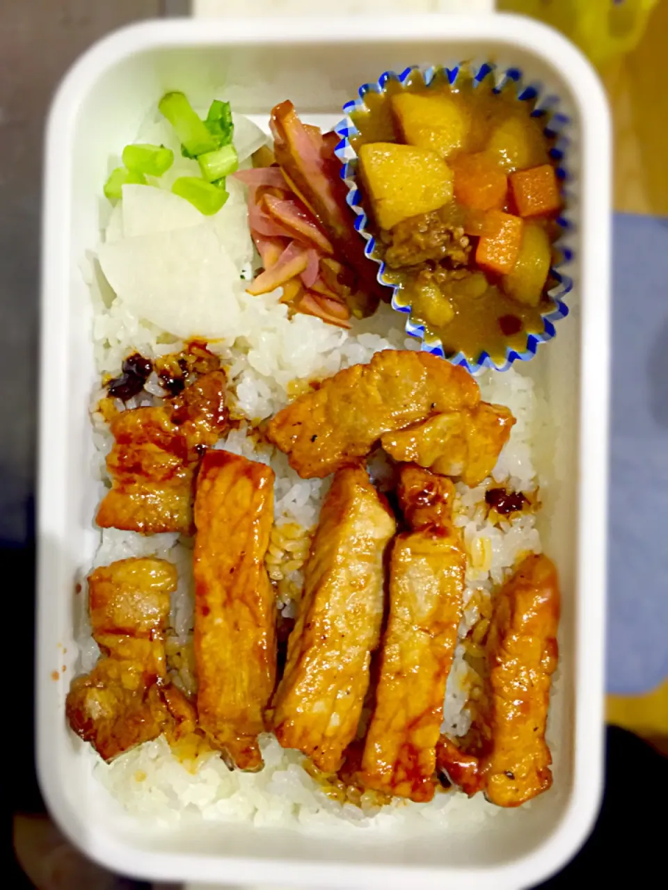 Snapdishの料理写真:パパお弁当🍱  豚肉の照り焼き、ひき肉と根菜のカレー煮込み、キュウリの赤紫蘇漬け、大根の浅漬け|ch＊K*∀o(^^*)♪さん