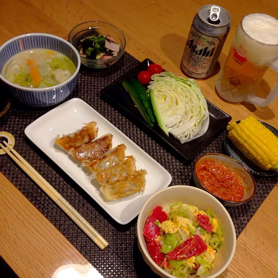 キャベツとトマトと卵のサラダ、餃子、野菜スープ、酢の物、生野菜の辛味噌ディップ、とうもろこし|Mikiさん