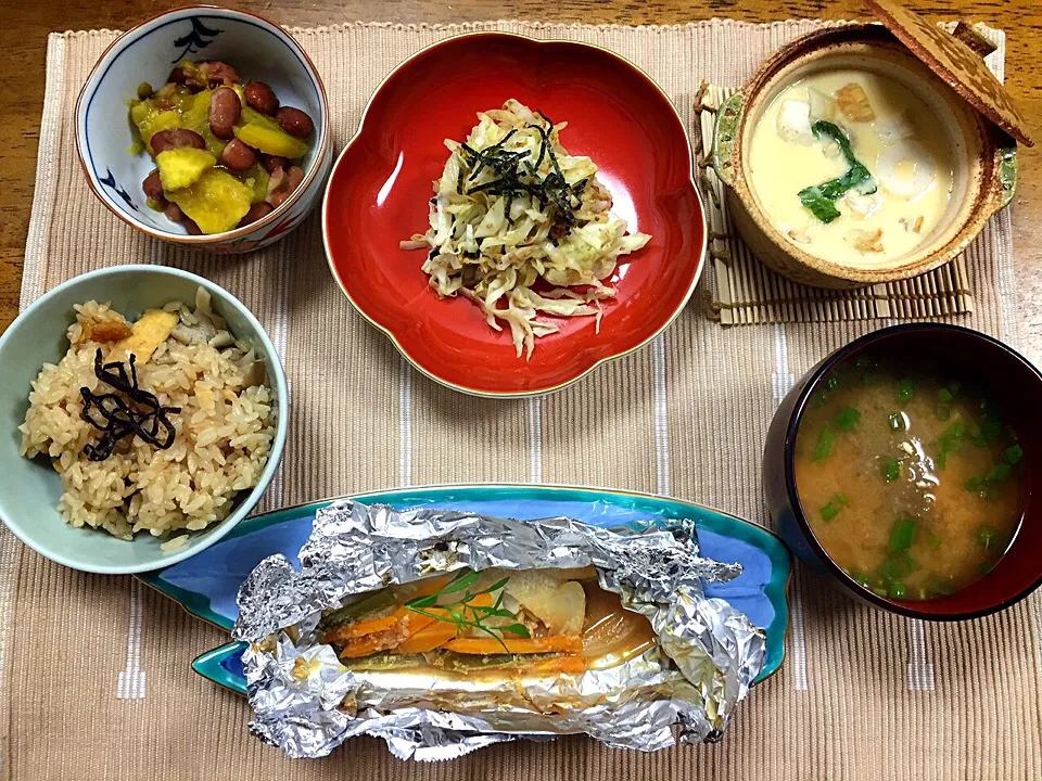 炊き込みご飯、鱈のホイル焼き、茶碗蒸し、さつまいもと金時豆の甘煮、キャベツの胡麻サラダ、玉ねぎとえのきのお味噌汁|krchopさん