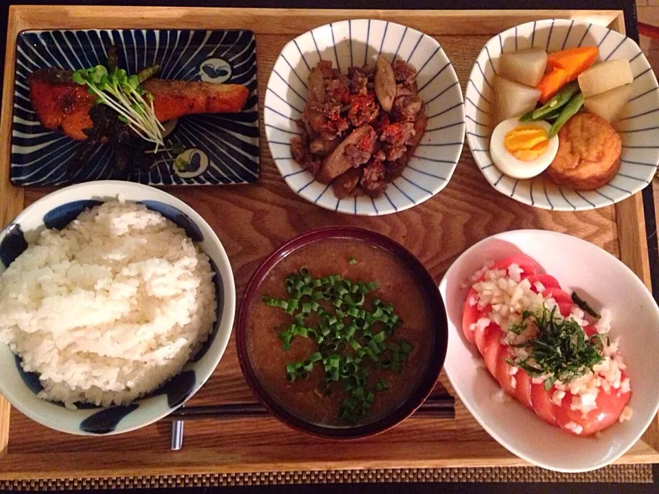 サーモンのムニエル、牛ごぼう、魚河岸揚げの煮物、トマトサラダ、なめこのお味噌汁|ayumiさん