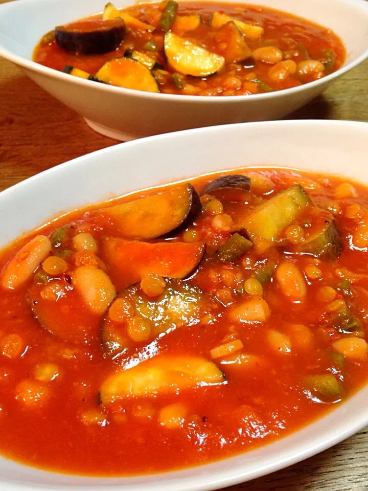 Snapdishの料理写真:水は1滴も入れてないフレッシュトマトと野菜と豆のスープ。|エイコさん