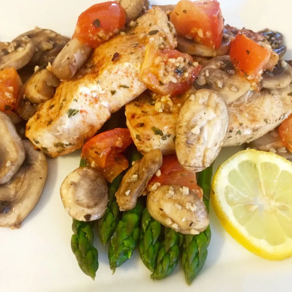 Snapdishの料理写真:Broiled Albacore Tuna topped with tomatoes sautéed in olive oil & red wine vinegar and sautéed mushrooms over asparagus|Curt Chillさん