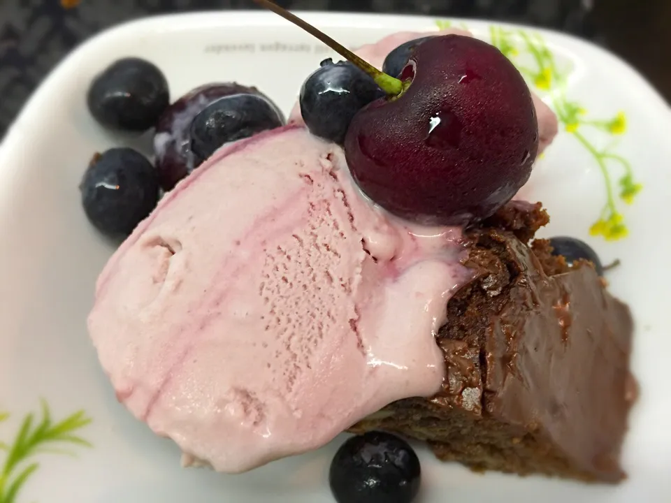 Brownie with Raspberry Ice Cream.|Colleen Teoさん